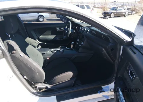 2021 Ford Mustang Ecoboost Fastback z USA, uszkodzony, nr VIN 1FA6P8TH1M5109202